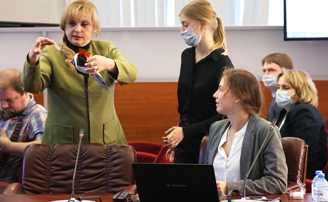 На фото: председатель Центральной избирательной комиссии РФ (ЦИК) Элла Памфилова (слева) во время процедуры разделения ключей шифрования для публичного тестирования системы дистанционного электронного голосования (ДЭГ) в Центральной избирательной комиссии