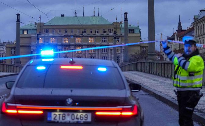 На фото: полицейский охраняет улицу после стрельбы в центре Праги, Чешская Республика, четверг, 21 декабря 2023