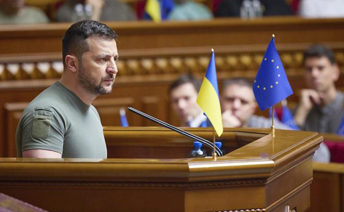 На фото: президент Украины Владимир Зеленский во время выступления с речью в Верховной Раде