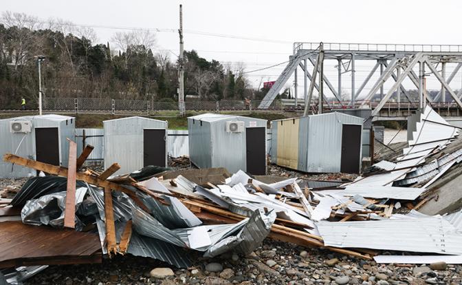 На фото: последствия шторма на Черном море