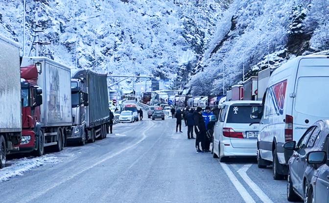 Движение по трассе между Грузией и Россией полностью парализовано