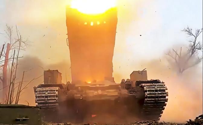 На фото: работа огнеметной системы "Солнцепек" в зоне СВО