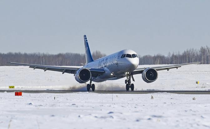 На фото: самолет МС-21-300