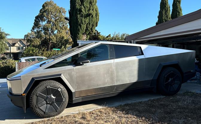 На фото: автомобиль из серии электрических пикапов Tesla "Cybertruck" припаркован пе