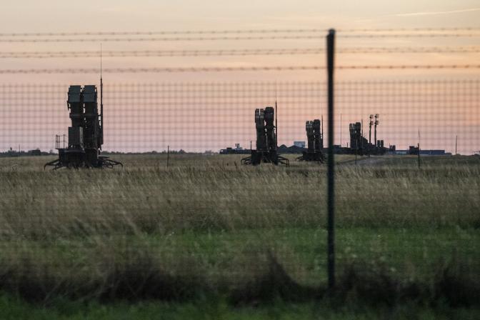 На фото: зенитно-ракетные комплексы Patriot