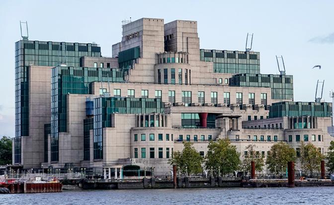 На фото: здание СИС, штаб-квартира Секретной разведывательной службы или МИ-6 на берегу Темзы, Лондон, Великобритания..