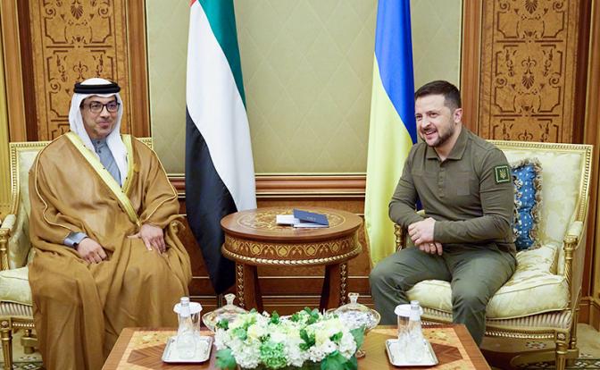 На фото: президент Украины Владимир Зеленский (справа) во время личной встречи с заместителем премьер-министра Объединенных Арабских Эмиратов шейхом Мансуром бен Заидом Аль Нахайяном (слева) , май 2023 года
