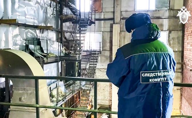 На фото: сотрудник СК РФ во время обысков в организации, обслуживающей котельную Климовского специализированного патронного завода (ЗАО "КСПЗ").