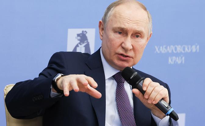 На фото: президент РФ Владимир Путин во время встречи с предпринимателями Дальневосточного федерального округа