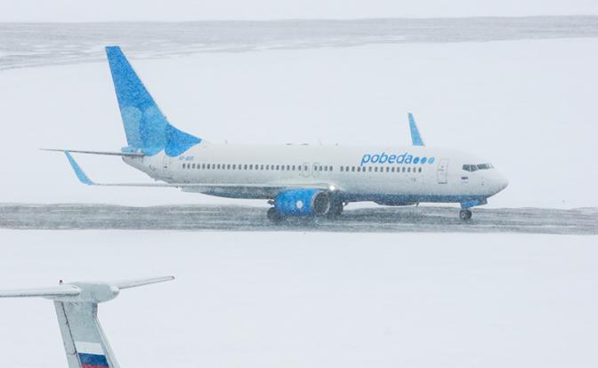 СМИ: Водитель микроавтобуса заставил затормозить самолет в Пулково