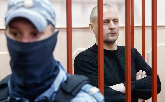 На фото: координатор "Левого фронта" Сергей Удальцов (справа), обвиняемый по делу об оправдании терроризма с использованием интернета, во время рассмотрения ходатайства об избрании меры пресечения в виде содержания под стражей в Басманном суде.