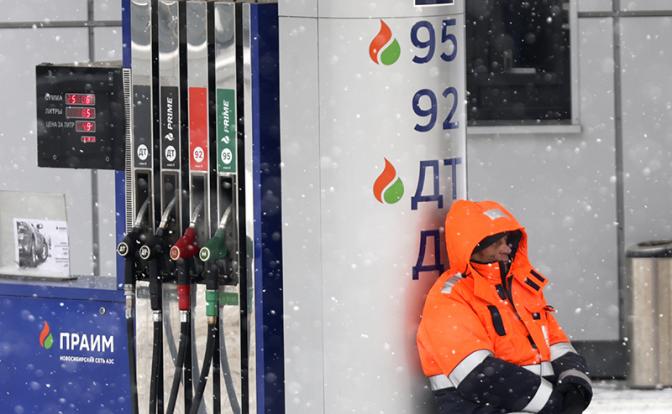 Цены на бензин в России выросли за год чуть ниже инфляции