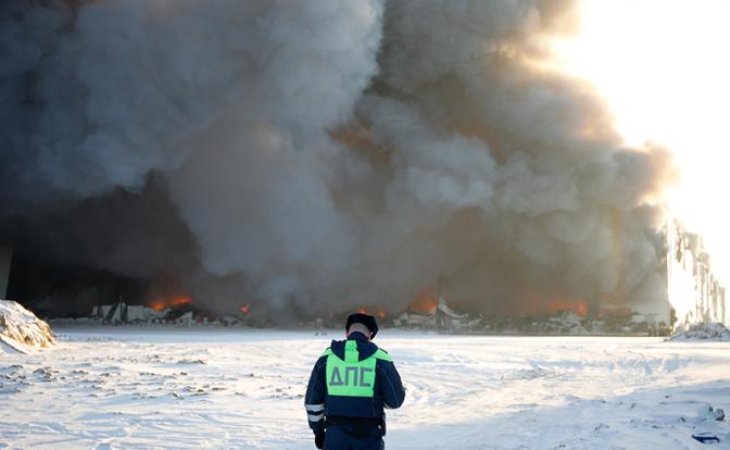 На фото: пожар в складском помещении Wildberries на Московском шоссе. Возгорание локализовали на площади 70 тыс. кв. метров, Санкт-Петербург. Поселок Шушары