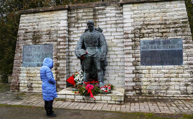 На фото: Таллин. Памятник воину-освободителю ("Бронзовый солдат") на Военном кладбище.