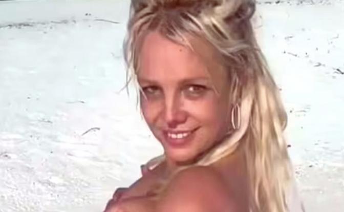 «Только что приземлилась во Французской Полинезии!!!», - подписала Бритни Спирс фотографию.