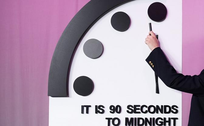 Стрелки символических часов "Судного дня" останутся на отметке 90 секунд до полуночи