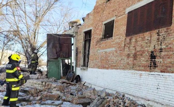 На фото: работа сотрудника МЧС России на месте обрушения канализационно-насосной станции