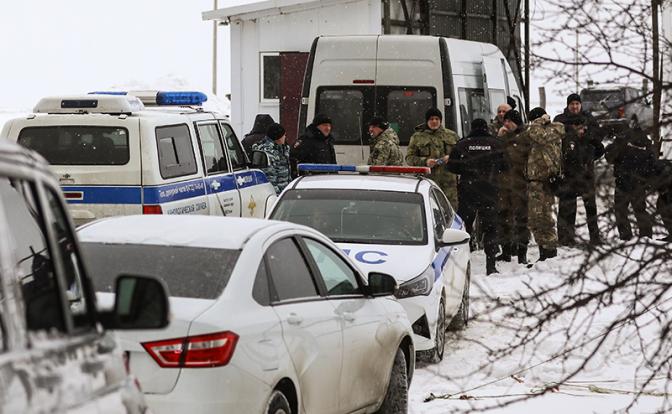 На фото: бстановка у места крушения самолета Ил-76 в Белгородской области