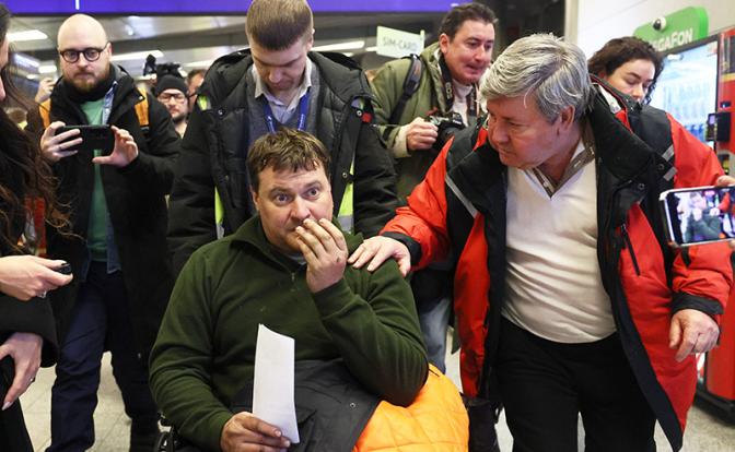 На фото: возвращение выживших в авиакатастрофе в Афганистане