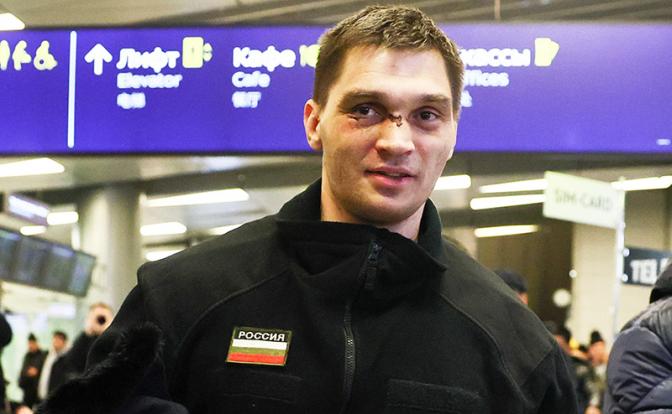 На фото: пилот Аркадий Грачев во время возвращения в международном аэропорту Внуково