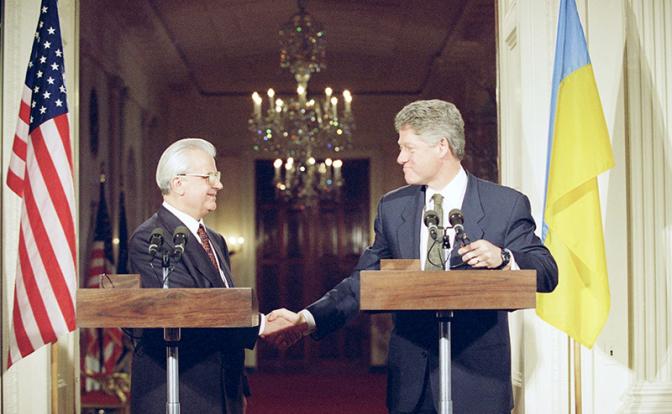 На фото: Леонид Кравчук и Билл Клинтон(слева направо), 1994 год.