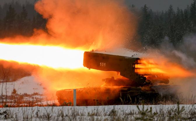 На фото: во время работы тяжелой огнеметной системы ТОС-1А «Солнцепек»