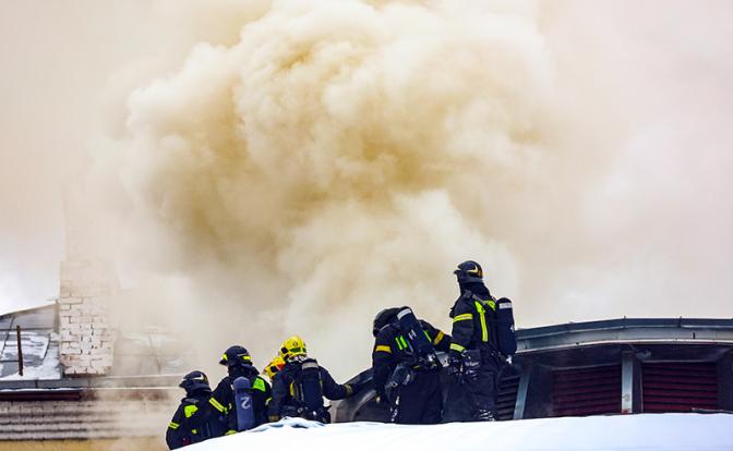 На фото: сотрудники МЧС России во время тушения пожара в Театре Сатиры.