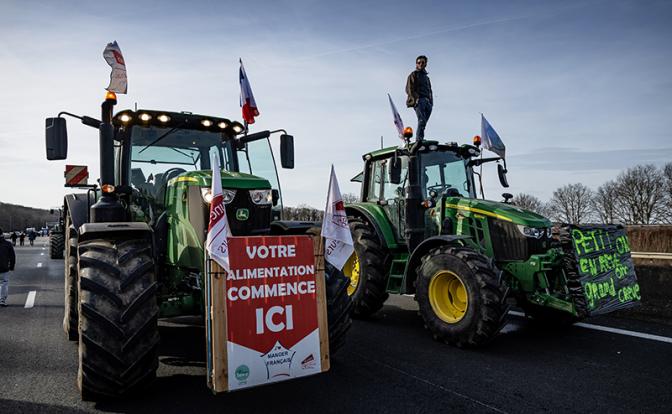 «Тракторы все ближе»: Стало известно, что протестующие фермеры приближаются к Парижу