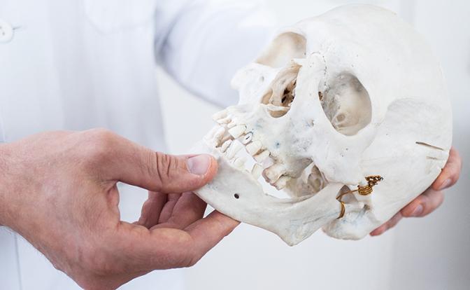 «Цепная реакция дискоординации тела»: врач назвал опасность изменения прикуса