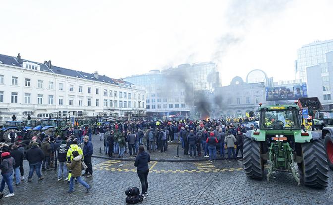 Фермеры идут: Аграрии блокируют трассы у Парижа, в Брюссель прибыла тысяча тракторов