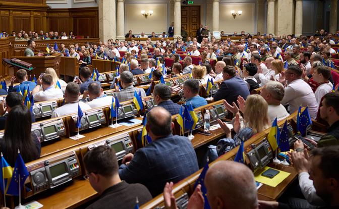 Украинских депутатов уличили в покупках автомобилей и недвижимости на фоне боевых действий