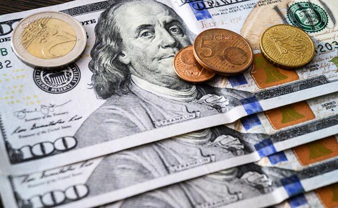 Ближний Восток снижает цены на нефть, курс доллара растет к рублю