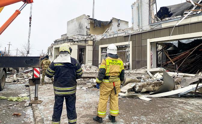 На фото: Лисичанск. Сотрудники МЧС России на месте обстрела пекарни со стороны Вооруженных сил Украины.