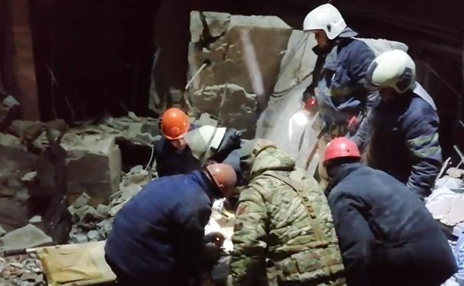 на фото: поисково-спасательные работы на месте обстрела пекарни со стороны ВСУ