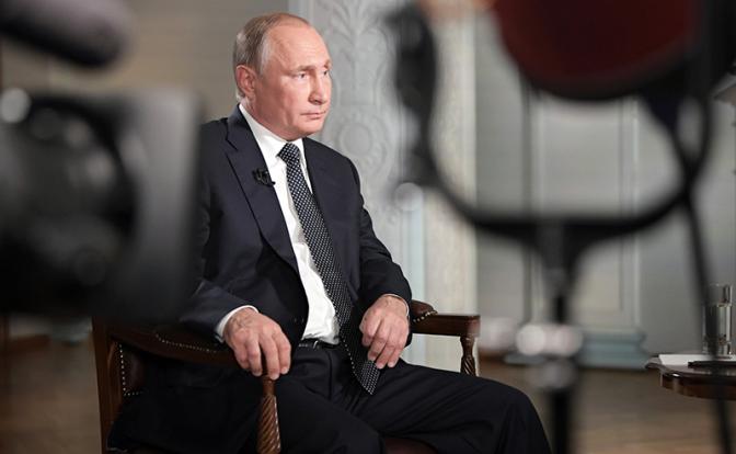 На фото: президент России Владимир Путин во время записи интервью