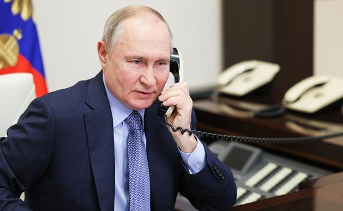 На фото: президент РФ Владимир Путин во время телефонного разговора