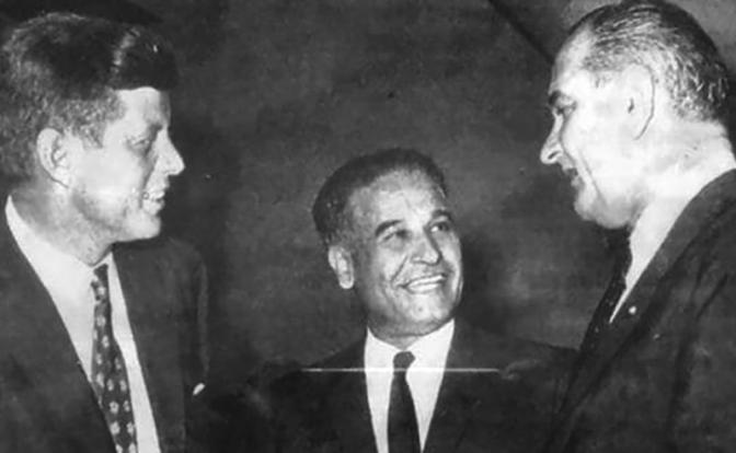 На фото: первый конгрессмен индийского происхождения Далип Сингх Саунд (в центре) с тогдашним президентом США Джоном Кеннеди (слева) и вице-президентом Линдоном Б. Джонсоном.