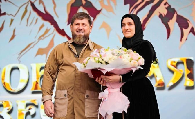 На фото: глава Чеченской Республики Рамзан Кадыров и его дочь, вице-премьер правительства по социальному блоку Чеченской Республики Айшат Кадырова