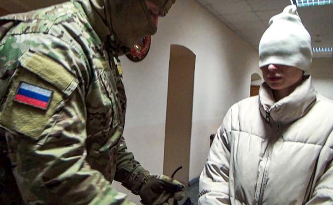 На фото: жительница Лос-Анджелеса, имеющая гражданства РФ и США, задержанная сотрудниками ФСБ России по делу о госизмене в виде сбора средств для ВСУ.