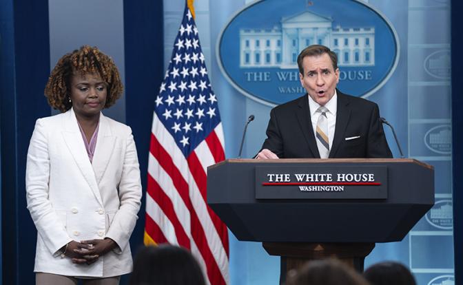 На фото: пресс-секретарь Белого дома Карин Жан-Пьер и координатор по стратегическим коммуникациям в Совете национальной безопасности (СНБ) Белого дома Джон Кирби
