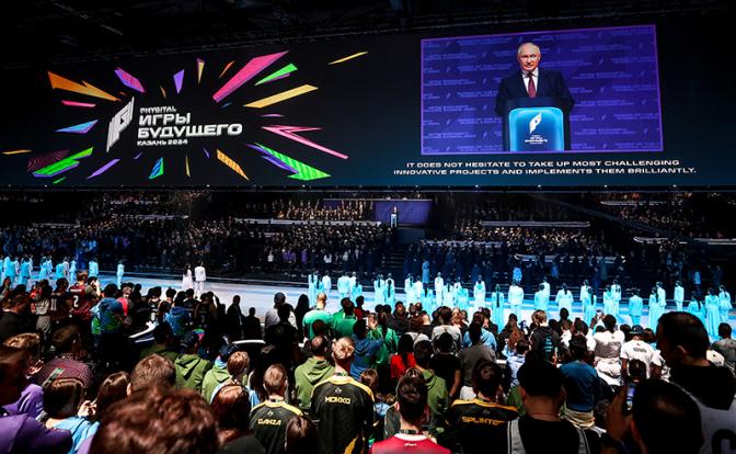 На фото: президент РФ Владимир Путин на церемонии открытия фиджитал-турнира "Игры будущего" в МВЦ "Казань экспо"