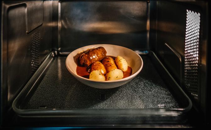 Россиянам перечислили продукты, которые нельзя разогревать в микроволновке