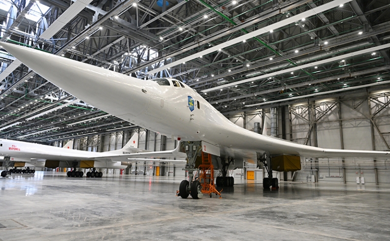 На фото: самолет Ту-160 на Казанском авиационном завода имени С. П. Горбунова.