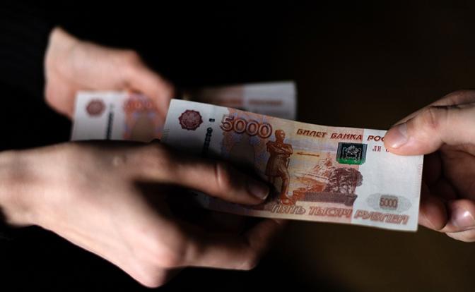 В Москве мошенник забрал у пенсионерки 1,8 млн рублей и подарил ей букет цветов