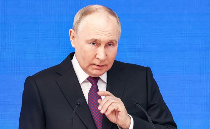 На фото: президент РФ Владимир Путин во время выступления с ежегодным посланием Федеральному собранию РФ в Гостином дворе.