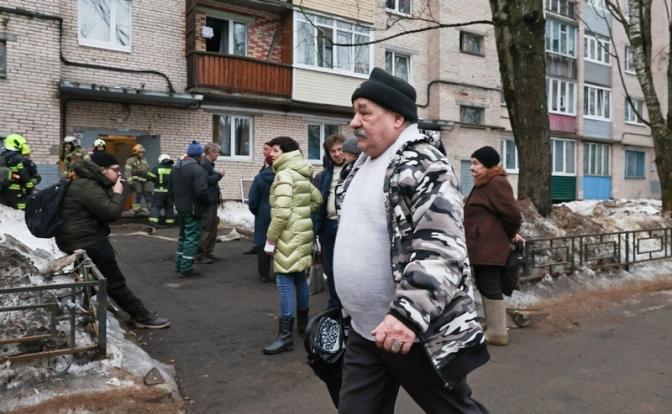 На фото: горожане у жилого дома, поврежденного в результате чрезвычайного происшествия.