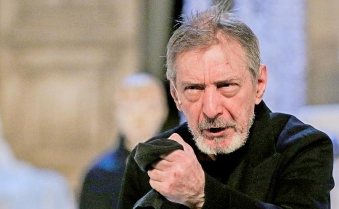 На фото: актер Валерий Ивченко в роли Шляпника в сцене из спектакля "Алиса" БДТ им. Товстоногова в постановке режиссера А.Могучего.