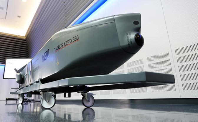 На фото: немецкая крылатая ракета класса «воздух-земля» средней дальности Taurus на транспортной раме TAURUS KEPD 350.