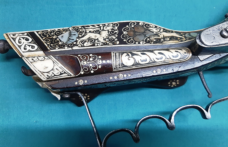 На фото: фрагмент женского охотничьего ружья