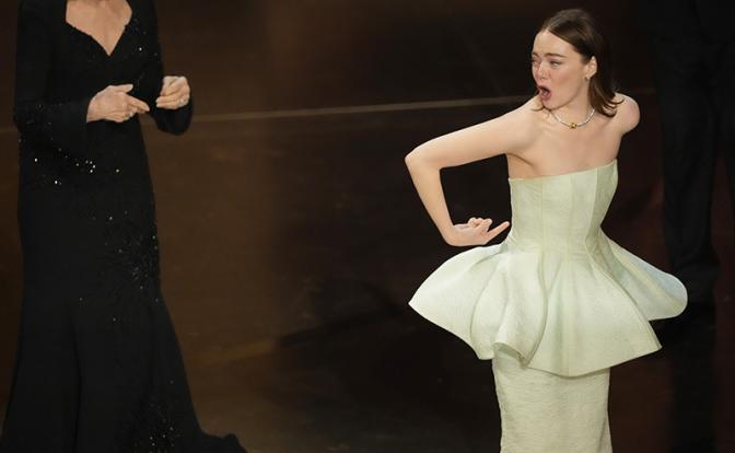 На фото: актриса Эмма Стоун (справа)